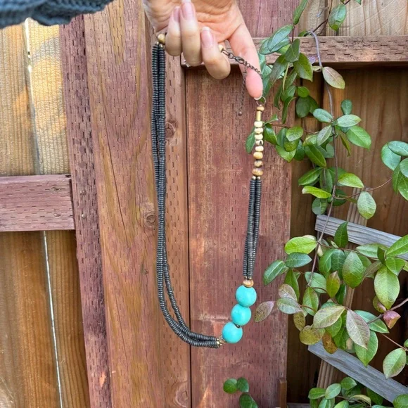 Vintage Teal Wooden Beaded Asymmetrical Necklace 🌿 - Picture 3 of 3